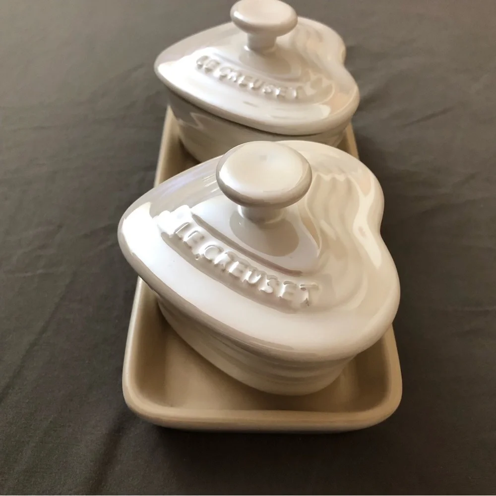 NEW Le Creuset Petite Ramekin Set of 2 Heart shaped Pearlized White with Tray - Picture 4 of 13